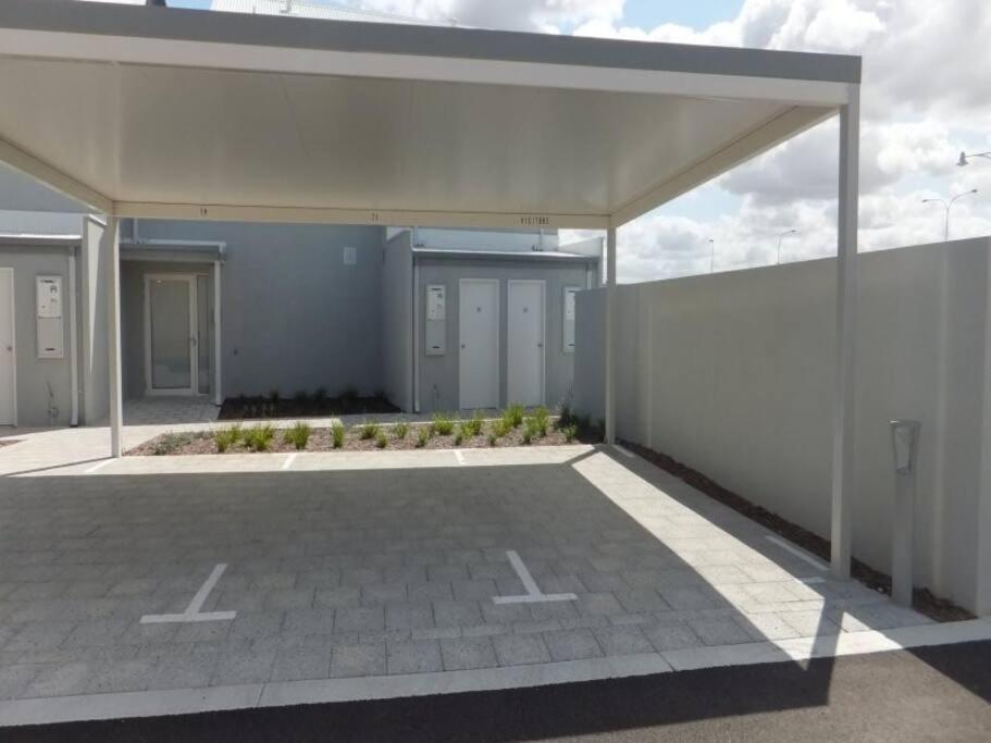 Modern Luxury 1 Bedroom Apartment - Walk To The Shops! Free Wifi Clarkson Extérieur photo